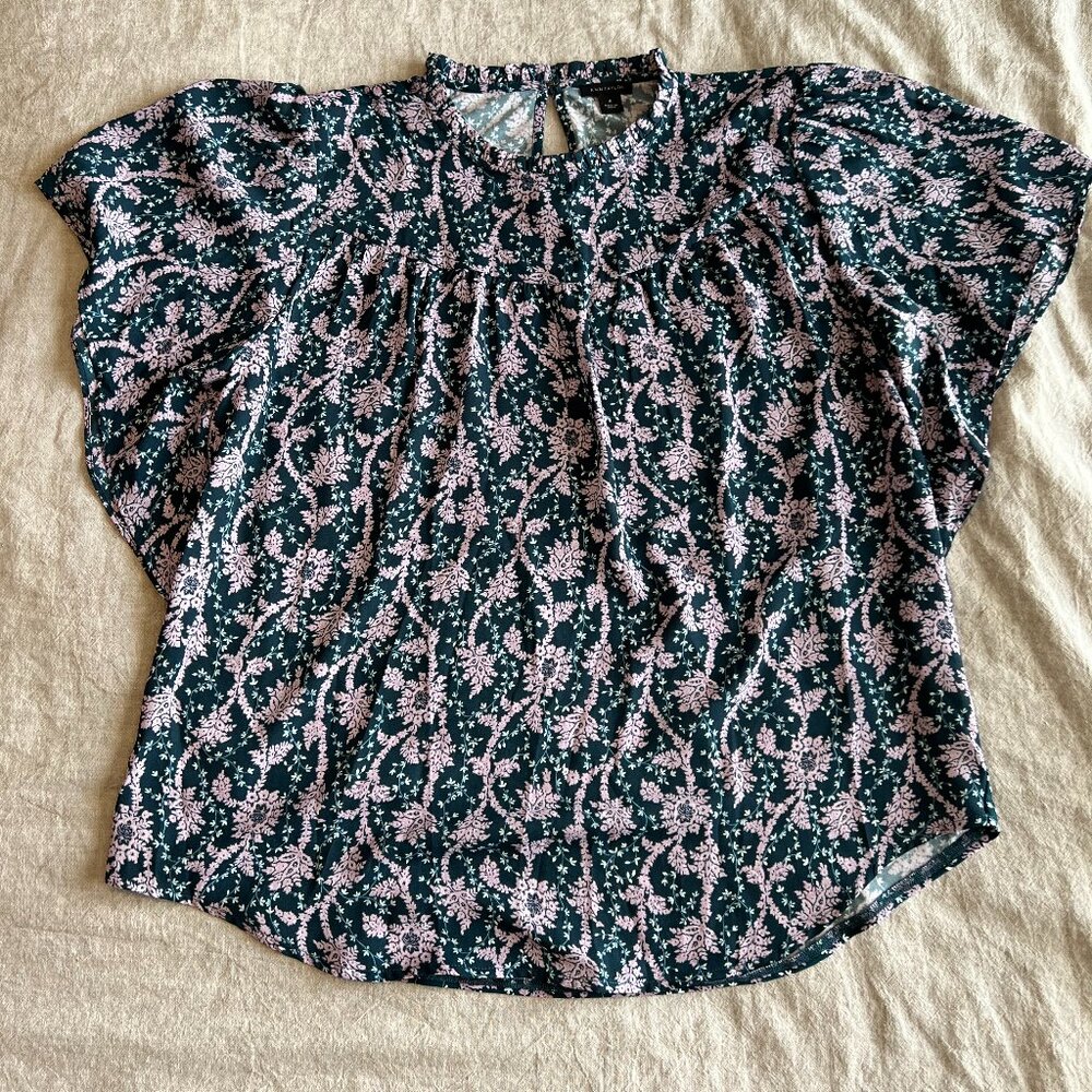 Ann Taylor Short Flutter Sleeve Floral Top - M
